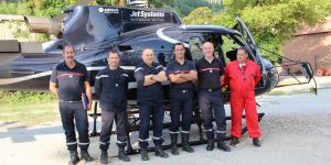 Les cadres spécialisés à la mission de l’hélicoptère bombardier d’eau en exercice