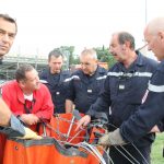 Les cadres spécialisés à la mission de l’hélicoptère bombardier d’eau en exercice