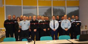 Des cadres du SDIS, de la gendarmerie et de la police nationale coordonnent leurs actions sur opérations